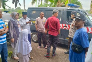 Proses evakuasi bayi laki-laki yang ditemukan di teras rumah warga Desa Watukebo, Kecamatan Blimbingsari, Kecamatan Rogojampi, Sabtu (18/5/2024).(blok-a.com/Kuryanto)