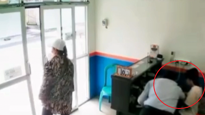 Tangkapan layar CCTV detik-detik aksi gendam di agen BRILink wilayah Kecamatan Tegalsari, Banyuwangi.