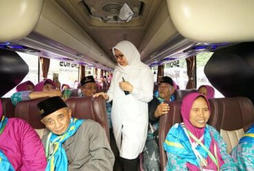 Bupati Ipuk melepas CJH Banyuwangi tahun lalu.(Dok. Humas Pemkab Banyuwangi)