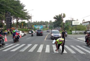 Polisi saat olah TKP kecelakaan beruntun di Jalan Raya Jember, depan Hotel El Royal, Kabat, Banyuwangi, Rabu (23/5/2024).(blok-a.com/Kuryanto)