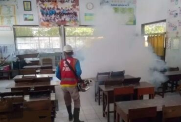 Petugas Sub Divisi Penanggulangan Bencana (Subvi PB) PMI Banyuwangi, saat melakukan fogging di SMPN 3 Rogojampi, Rabu (8/5/2024).(blok-a.com/Kuryanto)