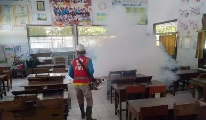 Petugas Sub Divisi Penanggulangan Bencana (Subvi PB) PMI Banyuwangi, saat melakukan fogging di SMPN 3 Rogojampi, Rabu (8/5/2024).(blok-a.com/Kuryanto)