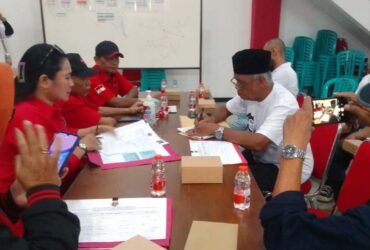 Anang Sugeng Sulistiyanto atau Pak Anang (berkaos putih peci hitam), mewakili Bacabup Banyuwangi Kang Yuwono, mengembalikan formulir pendaftaran ke Kantor DPC PDI-P di Jalan Jaksa Agung Suprapto 46, Penganjuran Kabupaten Banyuwangi, Jumat (17/5/2024). (blok-a.com)
