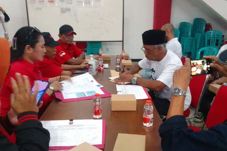 Anang Sugeng Sulistiyanto atau Pak Anang (berkaos putih peci hitam), mewakili Bacabup Banyuwangi Kang Yuwono, mengembalikan formulir pendaftaran ke Kantor DPC PDI-P di Jalan Jaksa Agung Suprapto 46, Penganjuran Kabupaten Banyuwangi, Jumat (17/5/2024). (blok-a.com)