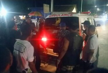 Pihak Dinsos Banyuwangi bersama beberapa unsur terkait saat mengamankan wanita hamil diduga ODGJ di Pasar Hewan Rojojampi, Rabu (15/5/2024) malam. (blok-a.com/Kuryanto)