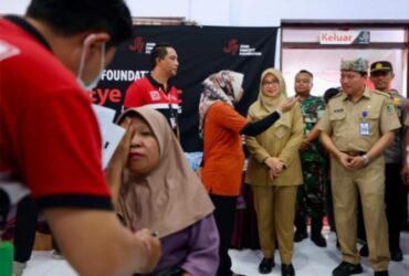 Bupati Banyuwangi, Ipuk Fiestiandani saat hadir di gelar bakti sosial operasi katarak gratis di kantor PMI Banyuwangi, Selasa (14/5/2024).(blok-a.com/Kuryanto)