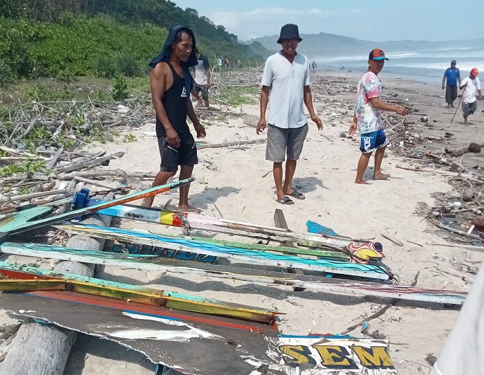Serpihan perahu nelayan yang hilang di perairan Trianggulasi, Taman Nasioanal Alas Purwo, Tegaldlimo, Selasa (28/5/2024).(dokumen dari Polsek Tegaldlimo untuk blok-a.com)