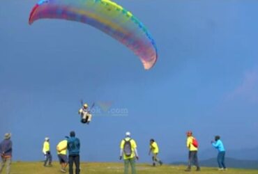 Paralayang di Gunung Menyan Kecamatan Kalibaru, Minggu (19/5/2024).(blok-a.com/Kuryanto)