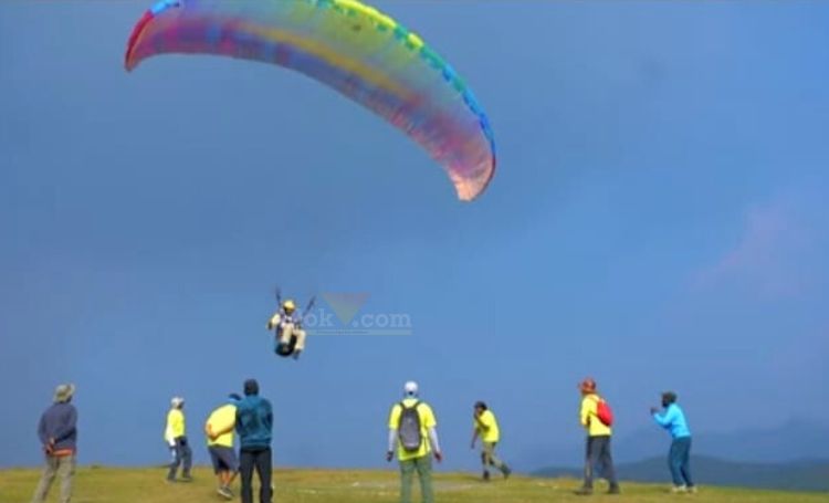 Paralayang di Gunung Menyan Kecamatan Kalibaru, Minggu (19/5/2024).(blok-a.com/Kuryanto)