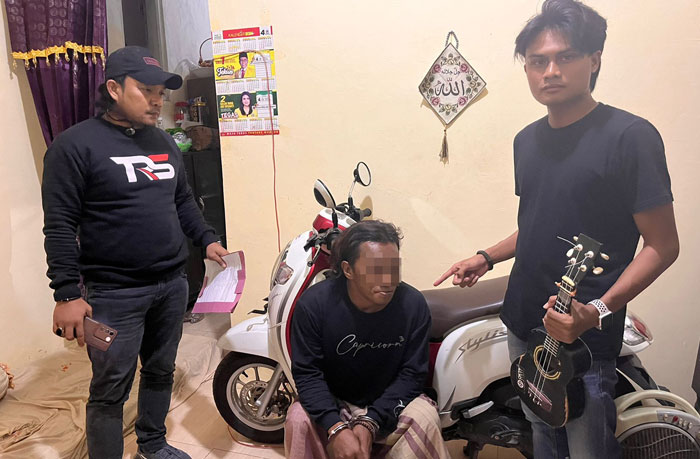 Polisi saat mengamankan pengamen asal Pasuruan yang menggelapkan motor milik warga Pesanggaran, Jumat (25/5/2024).(dok. dari Polsek Pesanggaran untuk blok-a.com)