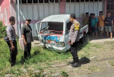 Mobil pikap tabrak tiang listrik di Jalan Raya Situbondo-Banyuwangi, Rabu (1/5/2024).(blok-a.com/Kuryanto)