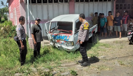 Mobil pikap tabrak tiang listrik di Jalan Raya Situbondo-Banyuwangi, Rabu (1/5/2024).(blok-a.com/Kuryanto)
