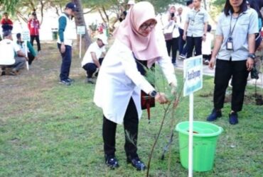 Bupati Banyuwangi saat secara simbolis tanam cemara laut di pantai Grand Watu Dodol Banyuwangi, Rabu (5/6/2024).(Dok. Humas Pemkab Banyuwangi)