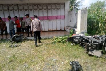 Anggota Polsek Purwoharjo bersama tim medis, saat evakuasi korban Laka antara mobil kontra motor di Jalan Raya Grajagan, Kecamatan Purwoharjo, Selasa (18/6/2024).(blok-a.com/Kuryanto)