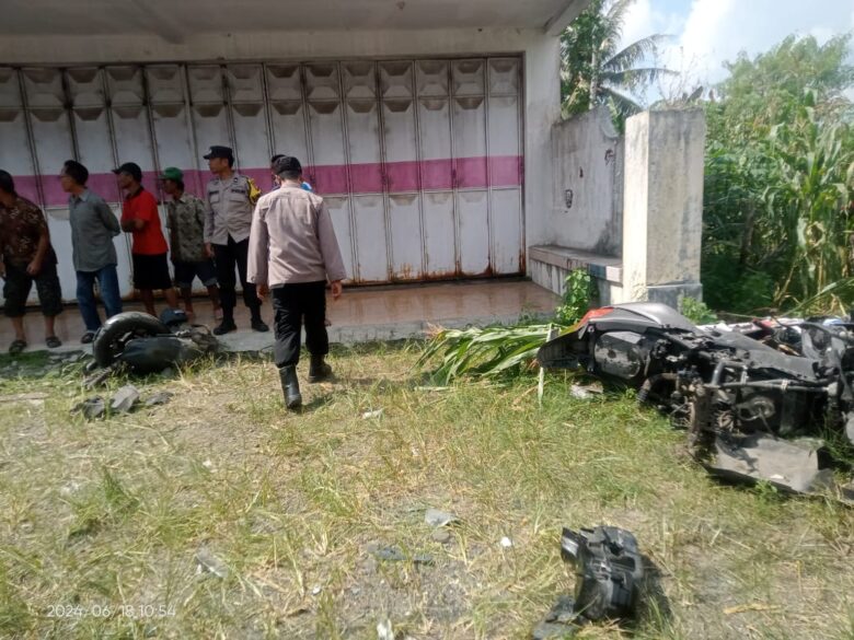 Anggota Polsek Purwoharjo bersama tim medis, saat evakuasi korban Laka antara mobil kontra motor di Jalan Raya Grajagan, Kecamatan Purwoharjo, Selasa (18/6/2024).(blok-a.com/Kuryanto)
