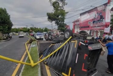 Pikap alami laka tunggal di Jalan Brawijaya, Banyuwangi, Selasa (25/6/2024).(blok-a.com/Kuryanto)