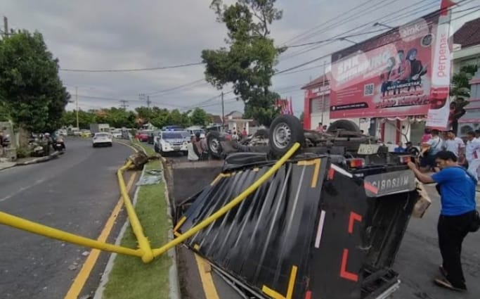 Pikap alami laka tunggal di Jalan Brawijaya, Banyuwangi, Selasa (25/6/2024).(blok-a.com/Kuryanto)