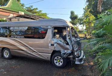Lakalantas antara truk kontra Minibus Elf di Jalan Raya Jember, Kecamatan Genteng, Jumat (28/6/2024).blok-a.com/Kuryanto)