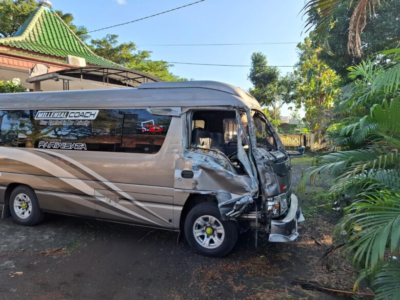 Lakalantas antara truk kontra Minibus Elf di Jalan Raya Jember, Kecamatan Genteng, Jumat (28/6/2024).blok-a.com/Kuryanto)