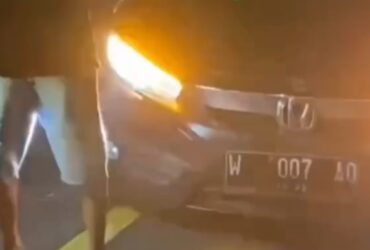 Potongan rekaman videonya lakalantas antara dua mobil yang terjadi di jalur Gumitir, Senin (17/6/2024).(blok-a.com/Kuryanto)