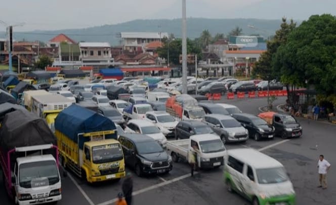 Puluhan sopir truk memblokade akses jalan menuju Pelabuhan Ketapang, Senin (24/6/2024).