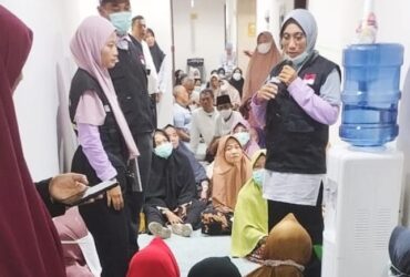Jemaah haji Banyuwangi persiapan melakukan senam bersama di lorong Hotel, Senin (3/5/204).(dokumen Humas Kemenag Banyuwangi)