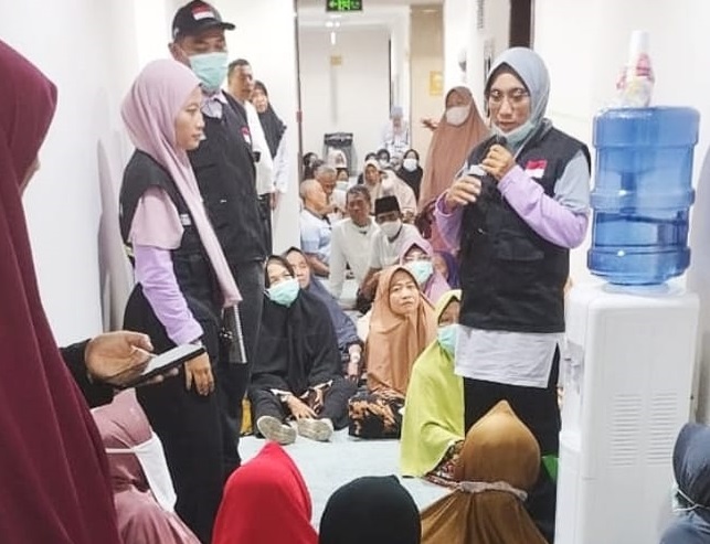 Jemaah haji Banyuwangi persiapan melakukan senam bersama di lorong Hotel, Senin (3/5/204).(dokumen Humas Kemenag Banyuwangi)