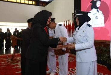 Bupati Banyuwangi menyerahkan SK perpanjangan perpanjangan jabatan kepada 187 Kades di Pendopo Sabha Swagata Blambangan, Kamis (6/6/2024).(Humas Pemkab Banyuwangi)