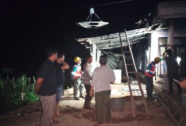 Petugas Polsek Wongsorejo saat olah TKP peristiwa kebakaran garasi dan rumah warga di Desa Bangsring, Jumat (31/5/2024).(dok. Polsek Wongsorejo)