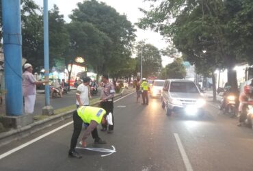 Piket lantas Satlantas Polresta Banyuwangi saat olah TKP laka antara dua motor di Jalan Raya Basuki Rahmat, Banyuwangi, Rabu (19/6/2024) sore. (Dok. Satlantas Polresta Bawnyuwangi untuk blok-a.com)