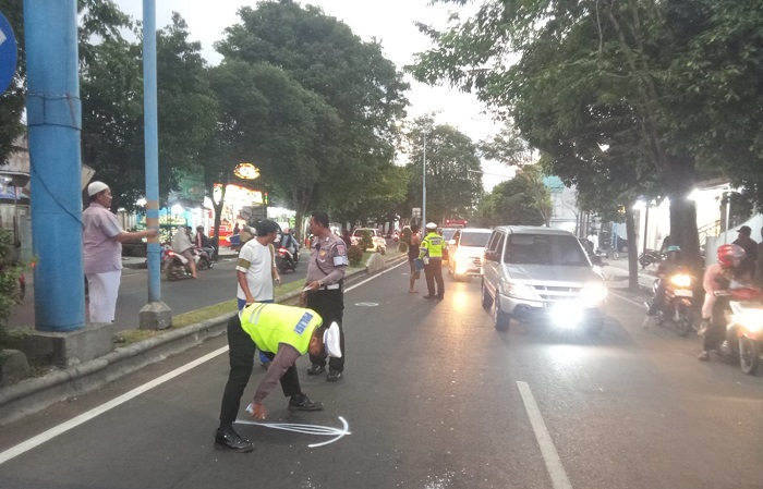 Piket lantas Satlantas Polresta Banyuwangi saat olah TKP laka antara dua motor di Jalan Raya Basuki Rahmat, Banyuwangi, Rabu (19/6/2024) sore. (Dok. Satlantas Polresta Bawnyuwangi untuk blok-a.com)