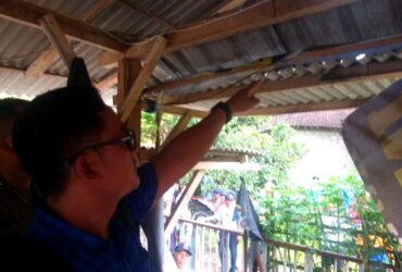 Anggota Polsek Sempu saat olah TKP kasus pelajar gantung diri di tempat perernakan lele di Kecamatan Sempu, Rabu (12/6/2024)(blok-a.com/Kuryanto)