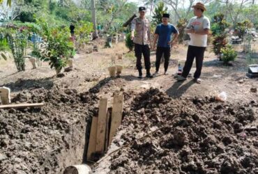 Kondisi makam EF di TPU Krajan, Desa Plampangrejo, Kecamatan Cluring, pasca di bongkar orang tidak bertanggung jawab, Sabtu (29/6/2024)(blok-a.com/Kuryanto)