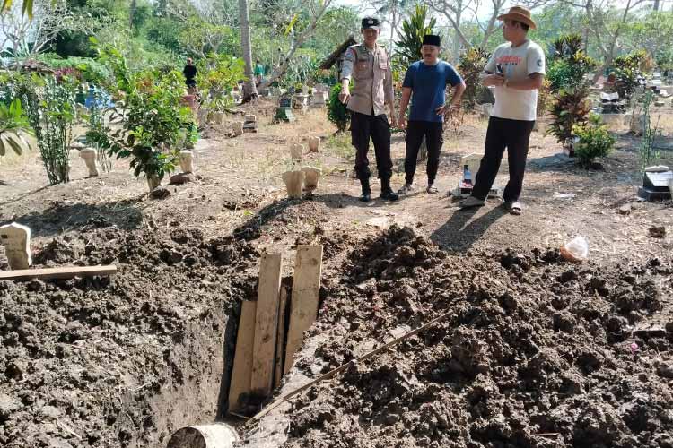 Kondisi makam EF di TPU Krajan, Desa Plampangrejo, Kecamatan Cluring, pasca di bongkar orang tidak bertanggung jawab, Sabtu (29/6/2024)(blok-a.com/Kuryanto)