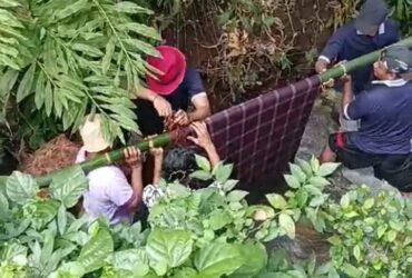 Warga saat lakukan proses evakuasi mayat wanita lansia yang ditemukan di dasar sungai Desa Jambesari, Kecamatan Giri, Senin (17/6/2024).(Dok. Polsek Giri untuk blok-a.com)