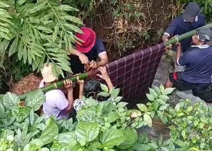 Warga saat lakukan proses evakuasi mayat wanita lansia yang ditemukan di dasar sungai Desa Jambesari, Kecamatan Giri, Senin (17/6/2024).(Dok. Polsek Giri untuk blok-a.com)