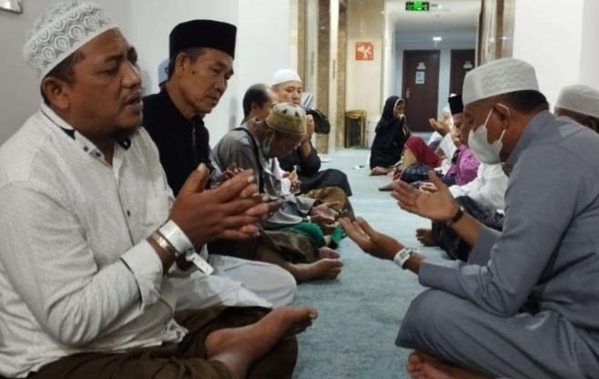 Rombongan Jamaah Haji Banyuwangi saat gelar tahlilan, mendoakan almarhum Ruslan di lorong hotel, Jumat (14/6/2024).(dok. Kemenag Banyuwangi)