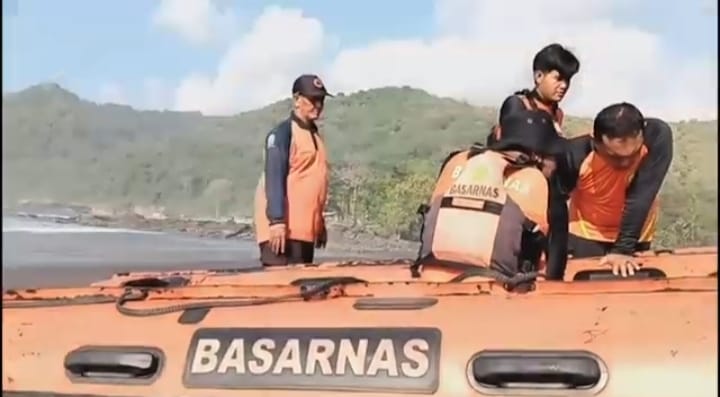 Tim SAR gabungan Banyuwangi menemukan jenazah nelayan yang tenggelam di perairan Trianggulasi, Alas Purwo, Tegaldlimo, Sabtu (1/6/2024).(blok-a.com/Kuryanto)