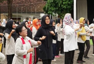 Bupati Ipuk senam bersama ratusan lansia di Stadion Diponegoro, Jumat (31/5/2024).