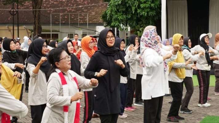 Bupati Ipuk senam bersama ratusan lansia di Stadion Diponegoro, Jumat (31/5/2024).