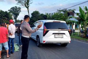 Piket lantas Polsek Genteng saat olah TKP lakalantas di Jalan Raya Jember, Kecamatan Genteng, Minggu (10/6/2024).(dok. Kanit Lantas Polsek Genteng)