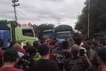 Puluhan sopir truk memblokade akses jalan menuju Pelabuhan Ketapang, Senin (24/6/2024).