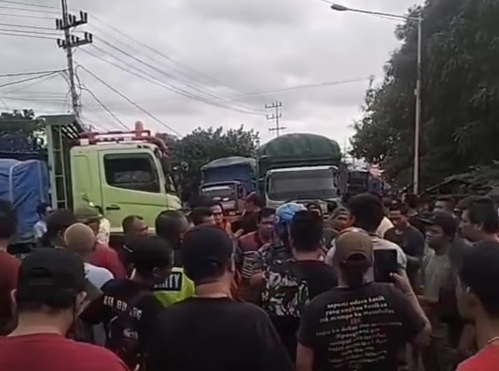 Puluhan sopir truk memblokade akses jalan menuju Pelabuhan Ketapang, Senin (24/6/2024).