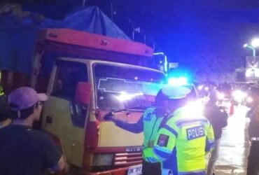 Piket lantas Satlantas Polresta Banyuwangi saat olah TKP laka beruntun yang terjadi di Jalan Raya Jendral Sudirman, Banyuwangi, Senin (1/7/2024) malam. (blok-a.com/Kuryanto)