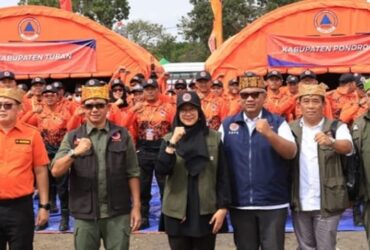 Bupati Banyuwangi Ipuk Fistiandani saat foto bersama Kepala BNPN Letjen Suharyanto dalam Apel Peralatan BPBD se-Jatim, Minggu (14/7/2024).(blok-a.com)
