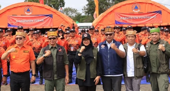 Bupati Banyuwangi Ipuk Fistiandani saat foto bersama Kepala BNPN Letjen Suharyanto dalam Apel Peralatan BPBD se-Jatim, Minggu (14/7/2024).(blok-a.com)