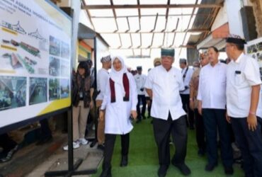 Bupati Banyuwangi Ipuk Fistiandani bersama Basuki Hadimuljono saat melihat denah infrastruktur tol Probowangi, Minggu (14/7/2024).(Humas Pemkab)