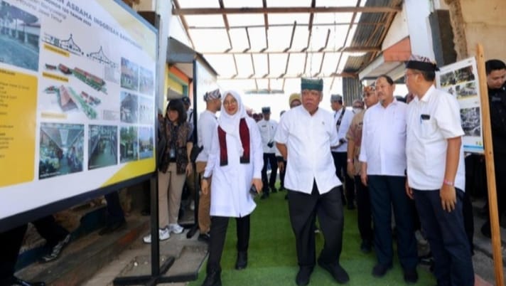 Bupati Banyuwangi Ipuk Fistiandani bersama Basuki Hadimuljono saat melihat denah infrastruktur tol Probowangi, Minggu (14/7/2024).(Humas Pemkab)