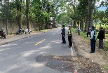 Piket lantas Polsek Kalibaru saat olah TKP insiden Laka beruntun di Jalan Raya Jember-Banyuwangi, Minggu (21/7/2024) siang. (Blok-a.com/Kuryanto)