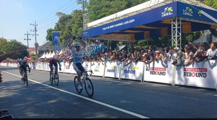 Atlet balap sepeda ITdBI juara 1,2 dan 3, saat memasuki titik finish di depan kantor Pemkab Banyuwangi, Senin (22/7/2024).(blok-a.com/Kuryanto)